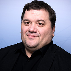 En mann som smiler til kameraet