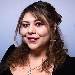 En kvinne med langt hår