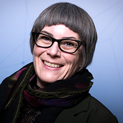 En person med briller og skjerf