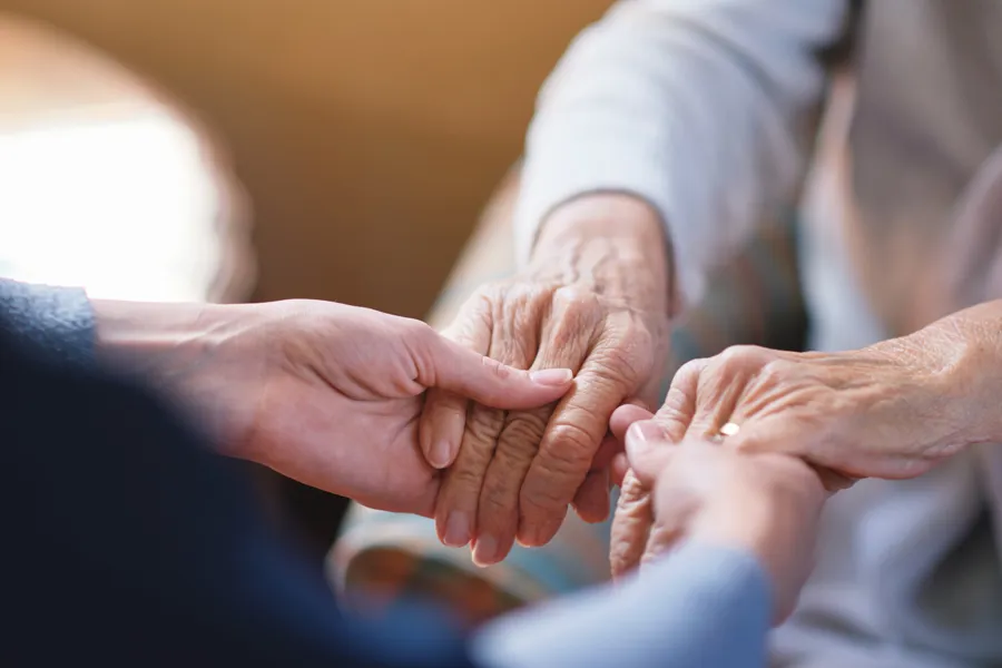 Et nærbilde av hender som holder hverandre