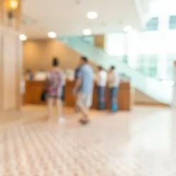 En gruppe personer i et rom