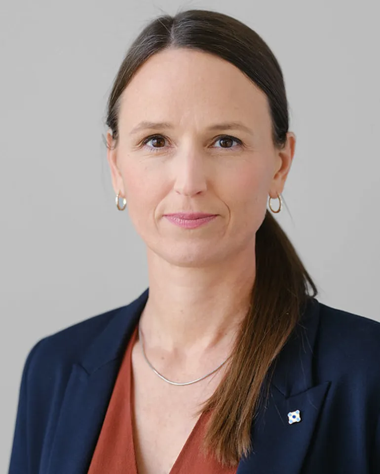 En person med kort hår