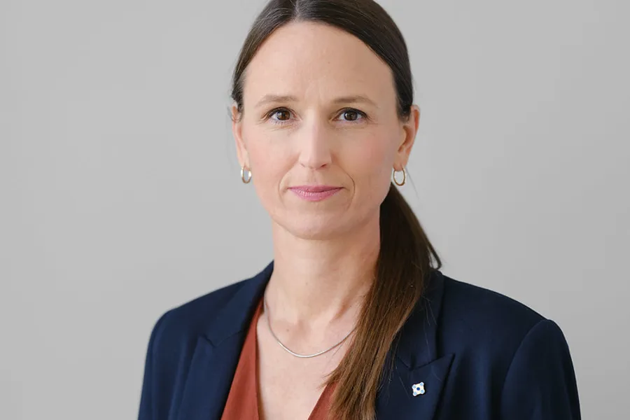 En person med kort hår