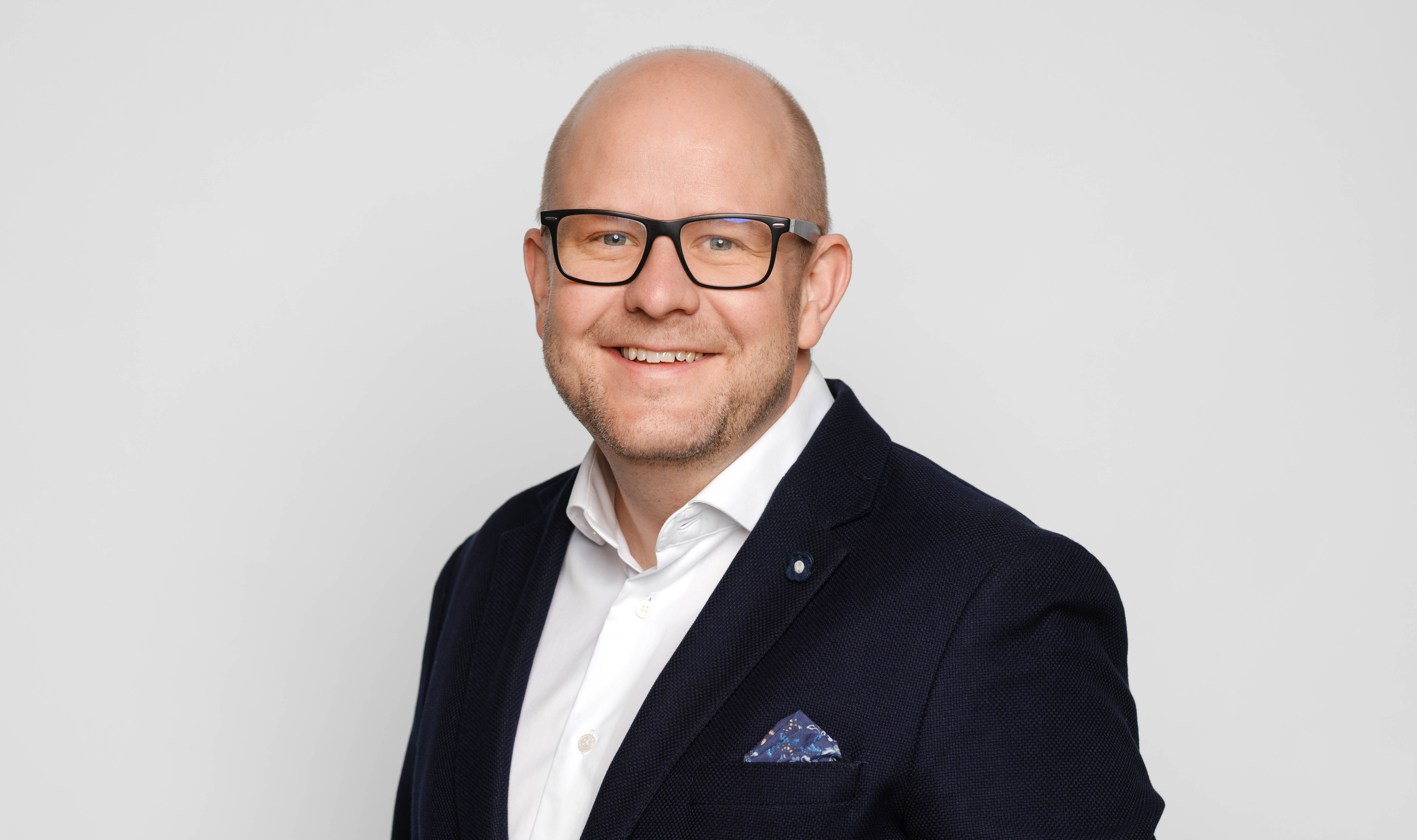 En mann iført svart jakke