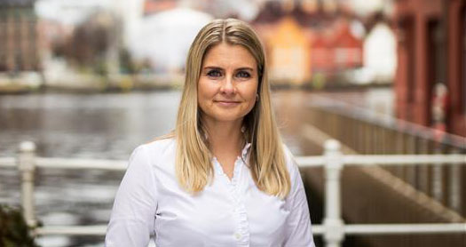 En kvinne som poserer for et bilde