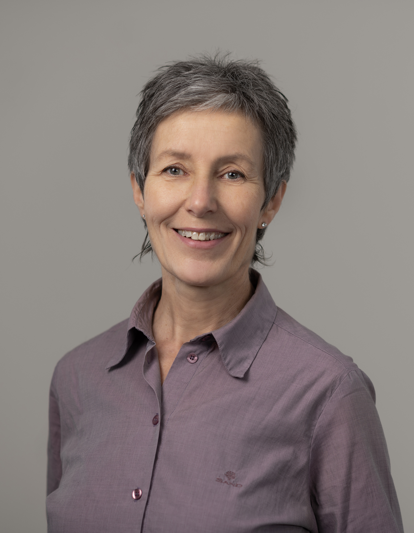 En mann som smiler til kameraet