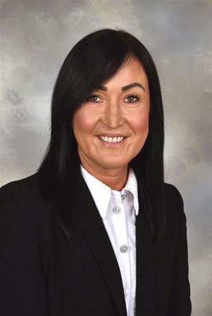 En person som smiler til kameraet