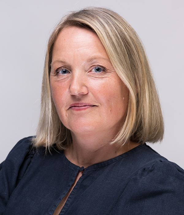 En kvinne med blondt hår