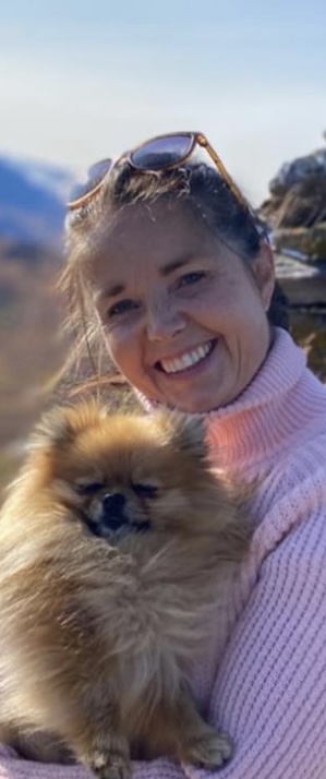 En person med en hund