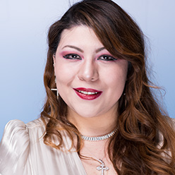 En kvinne med langt hår