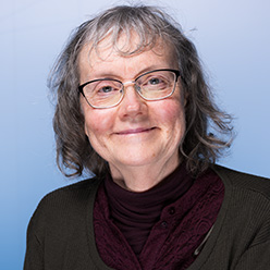 En person med briller som smiler