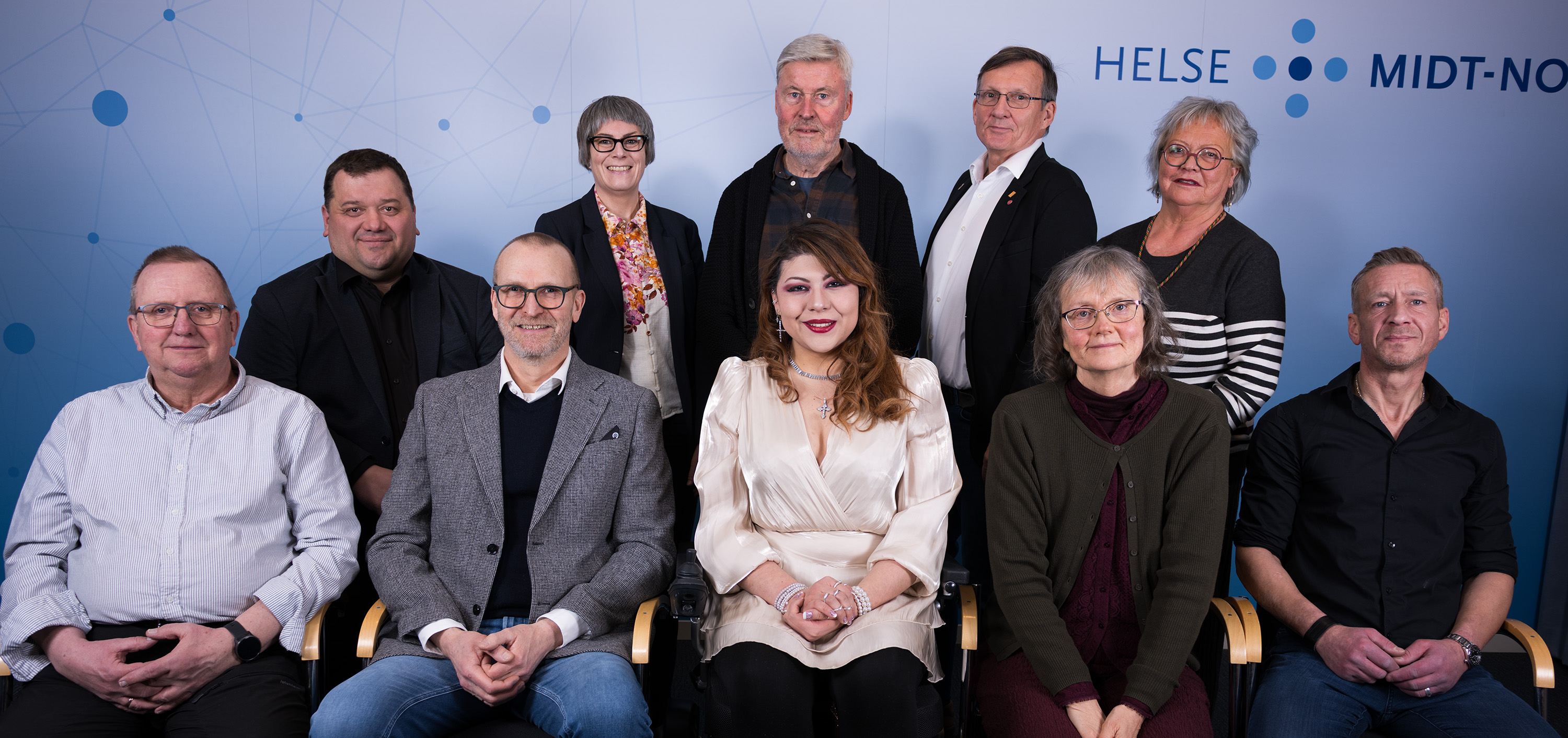 En gruppe mennesker som poserer for et bilde