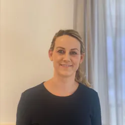 En person som smiler til kameraet