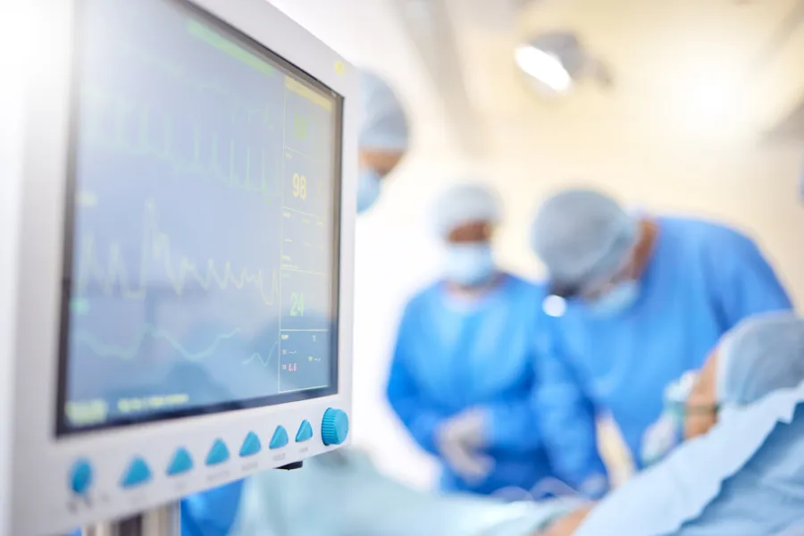 En gruppe kirurger i et rom