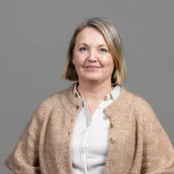 En person i brun jakke