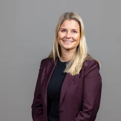 En kvinne i lilla dress