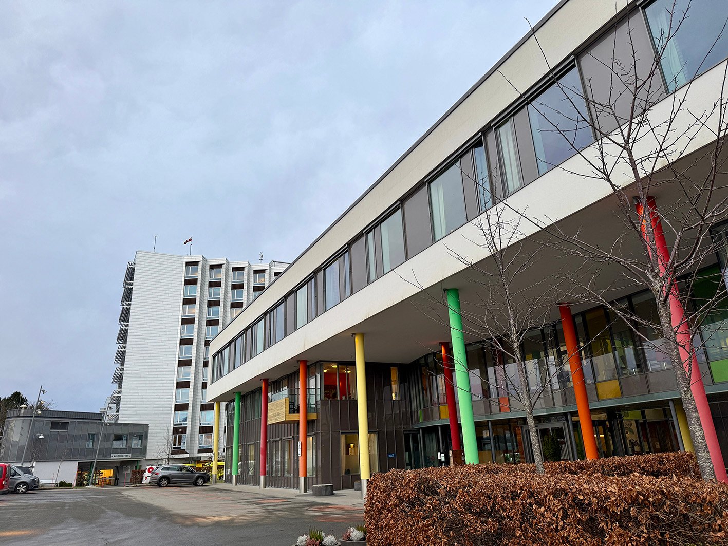 En bygning med parkeringsplass