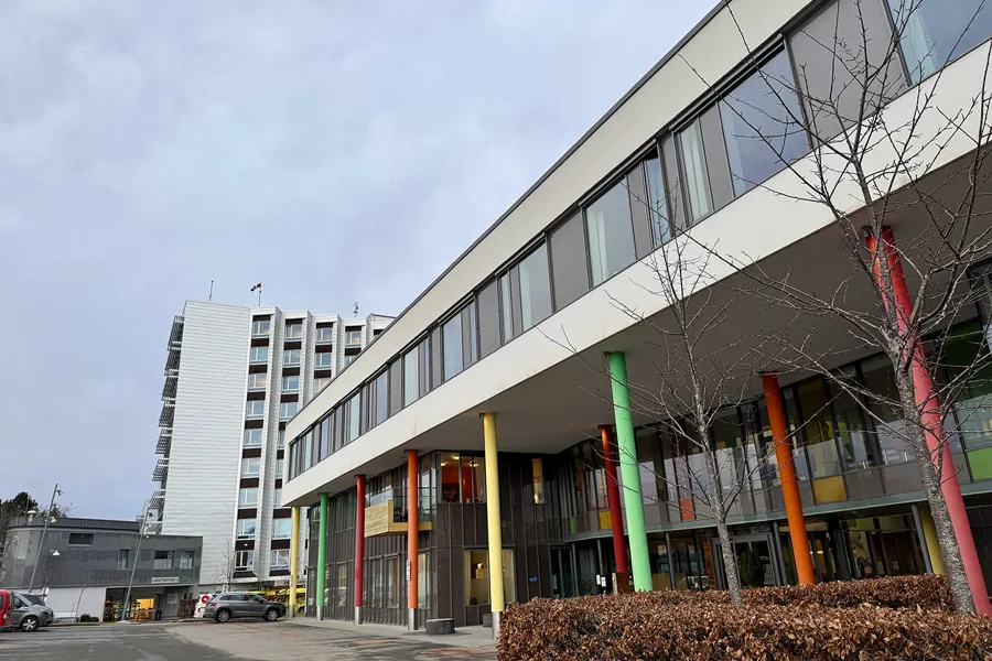 En bygning med parkeringsplass