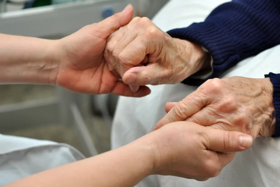 Et nærbilde av hender som rister