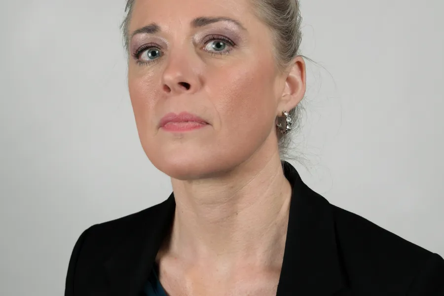 En mann i svart dress
