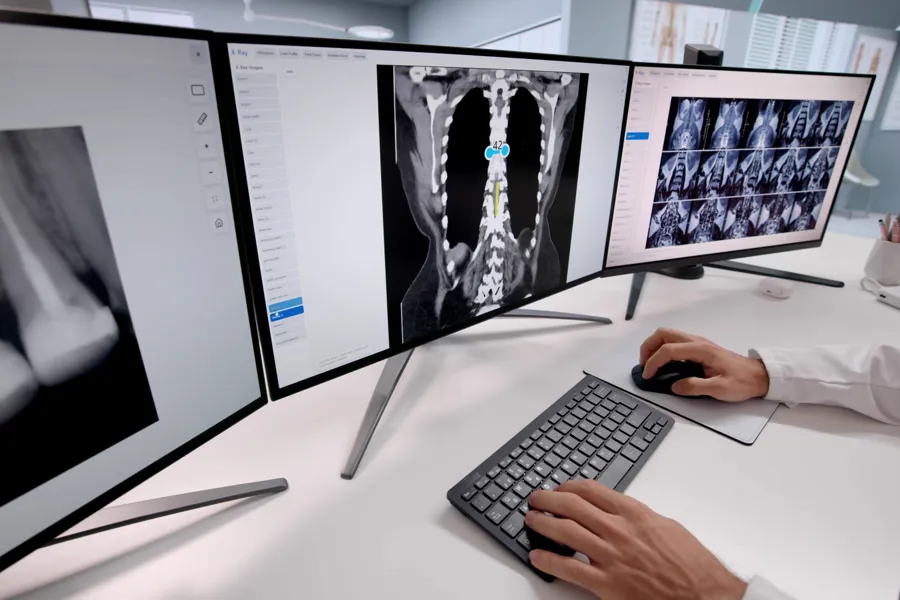 En person som jobber ved en datamaskin