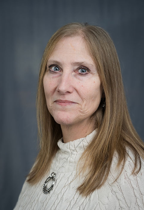 En kvinne med langt hår