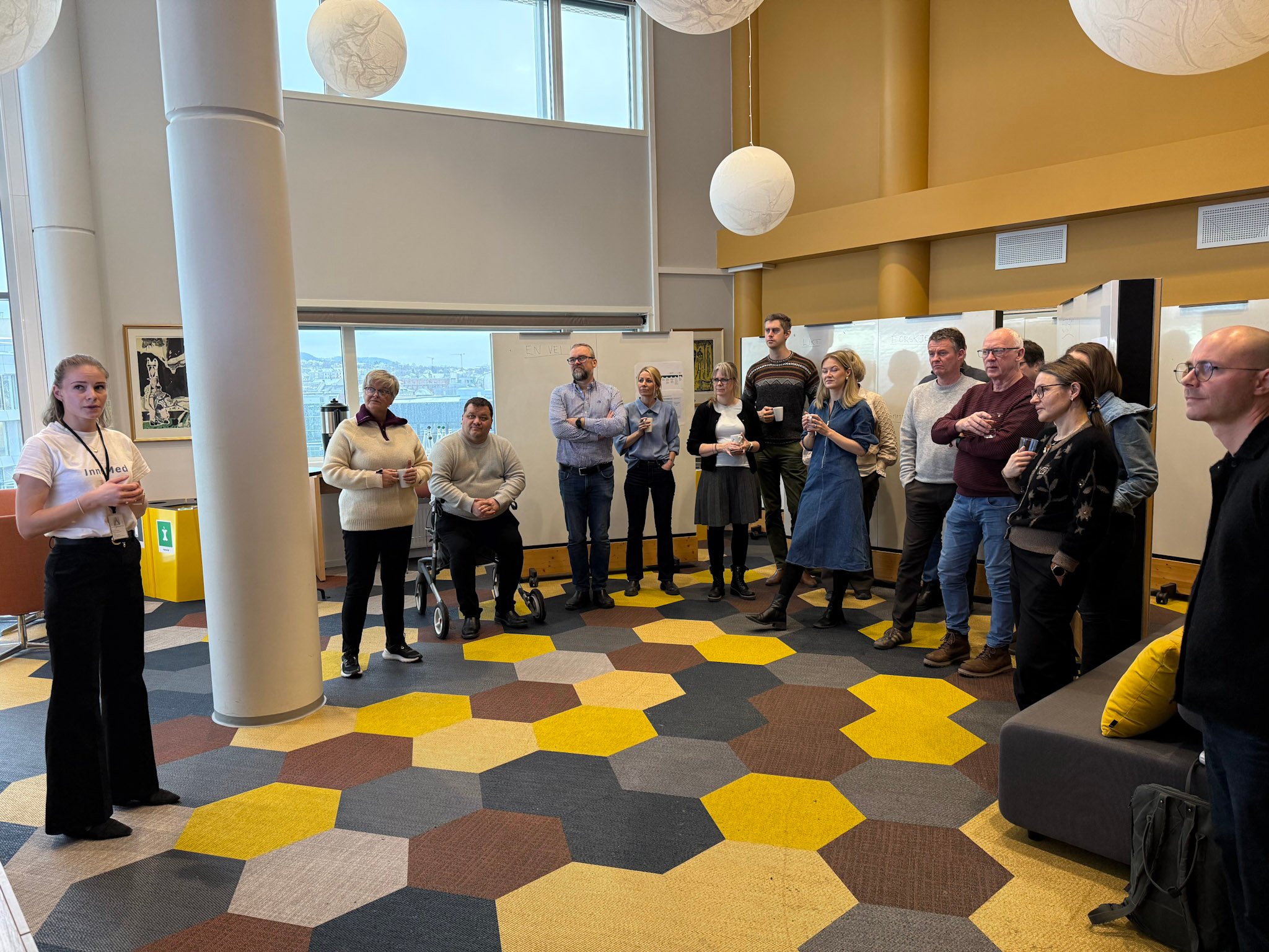 En gruppe mennesker som står i et rom