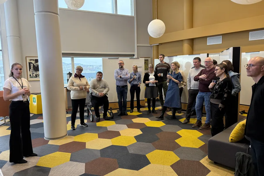 En gruppe mennesker som står i et rom