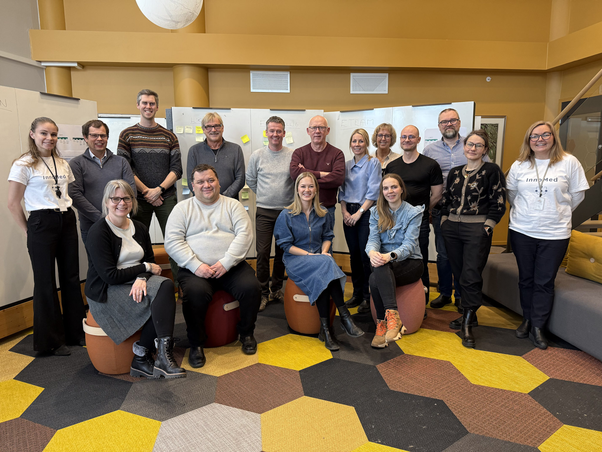 En gruppe mennesker som poserer for et bilde