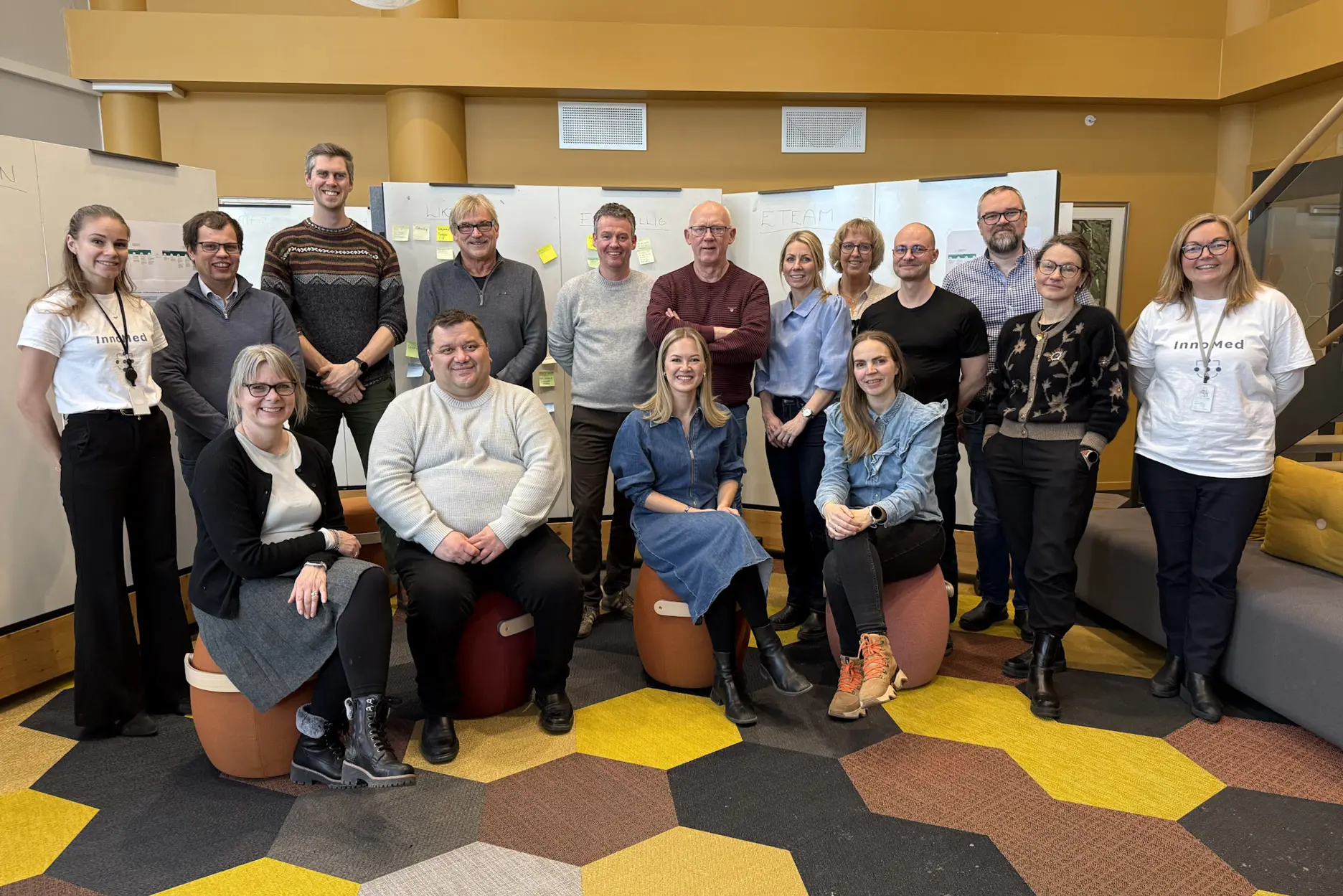 En gruppe mennesker som poserer for et bilde