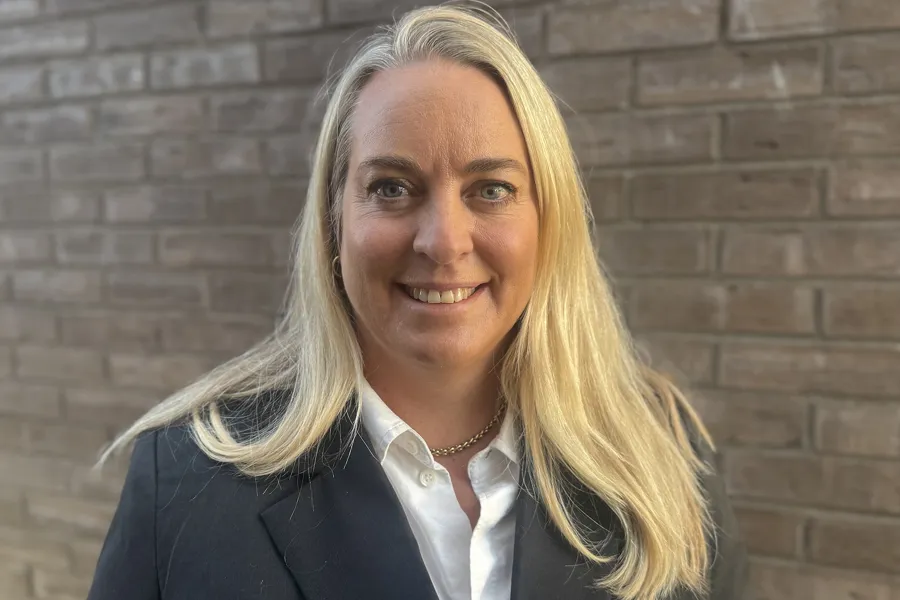 En person som smiler til kameraet