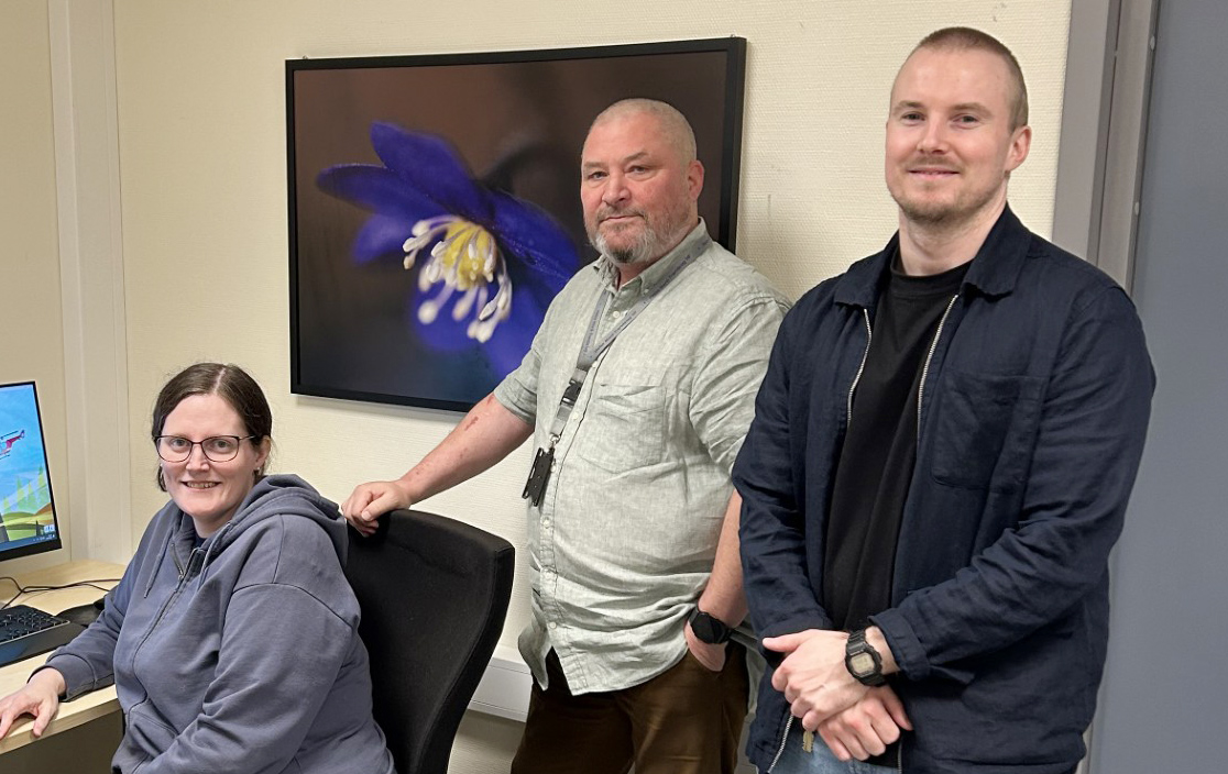 En gruppe mennesker som poserer for et bilde