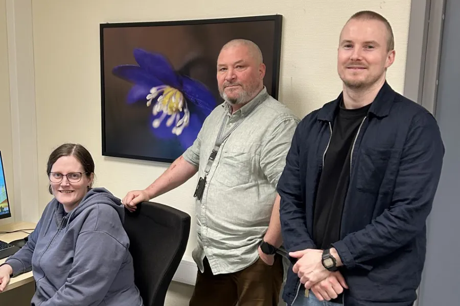 En gruppe mennesker som poserer for et bilde