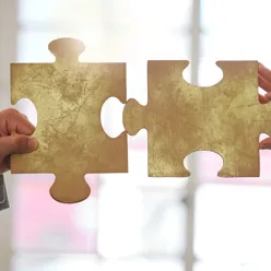 Hender som holder et puslespill