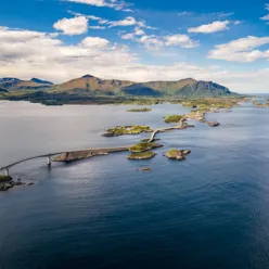 En vannmasse med øyer i