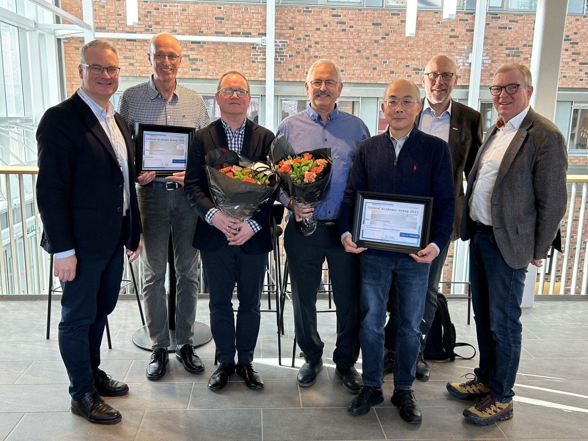 En gruppe mennesker som poserer for et bilde