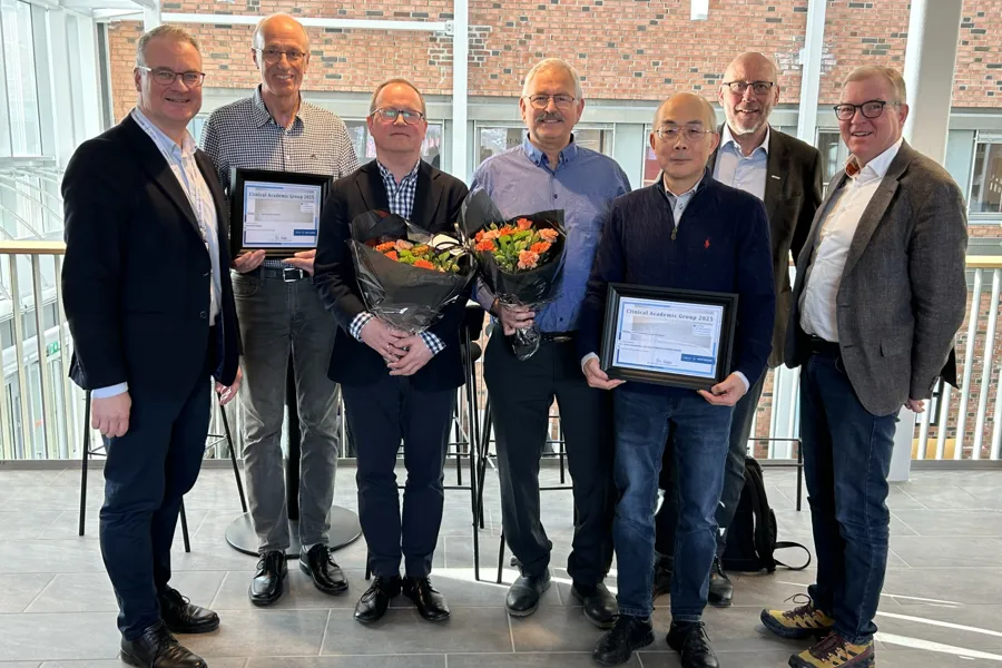 En gruppe mennesker som poserer for et bilde