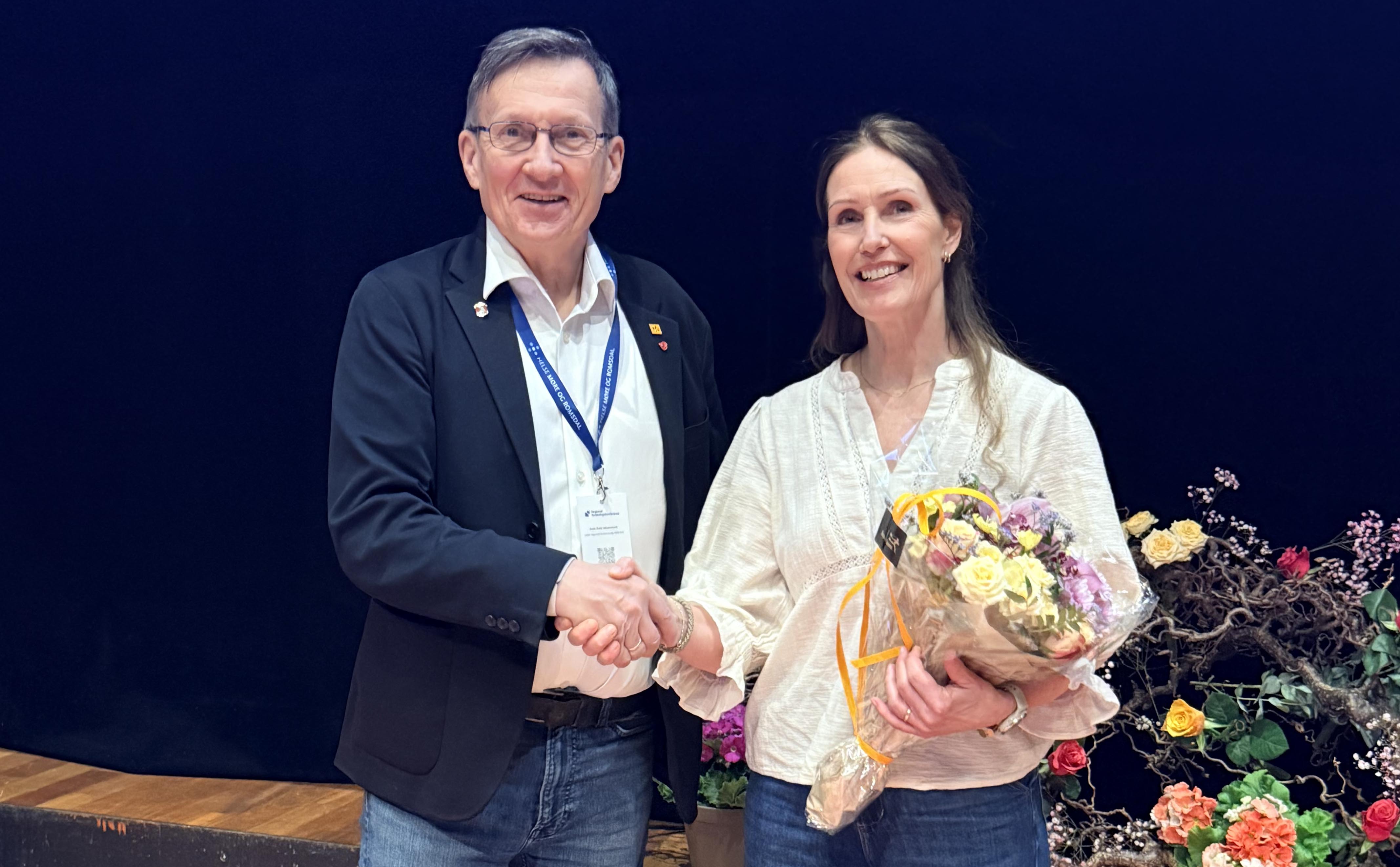 En mann og en kvinne som holder blomster