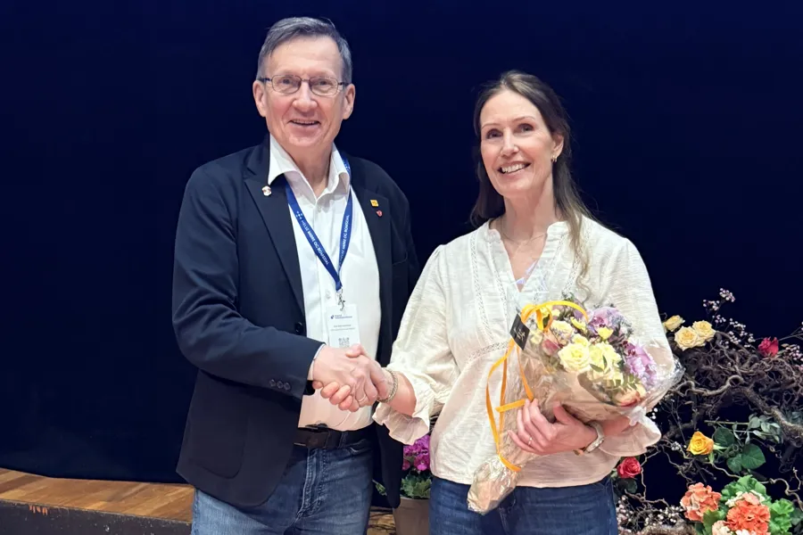 En mann og en kvinne som holder blomster