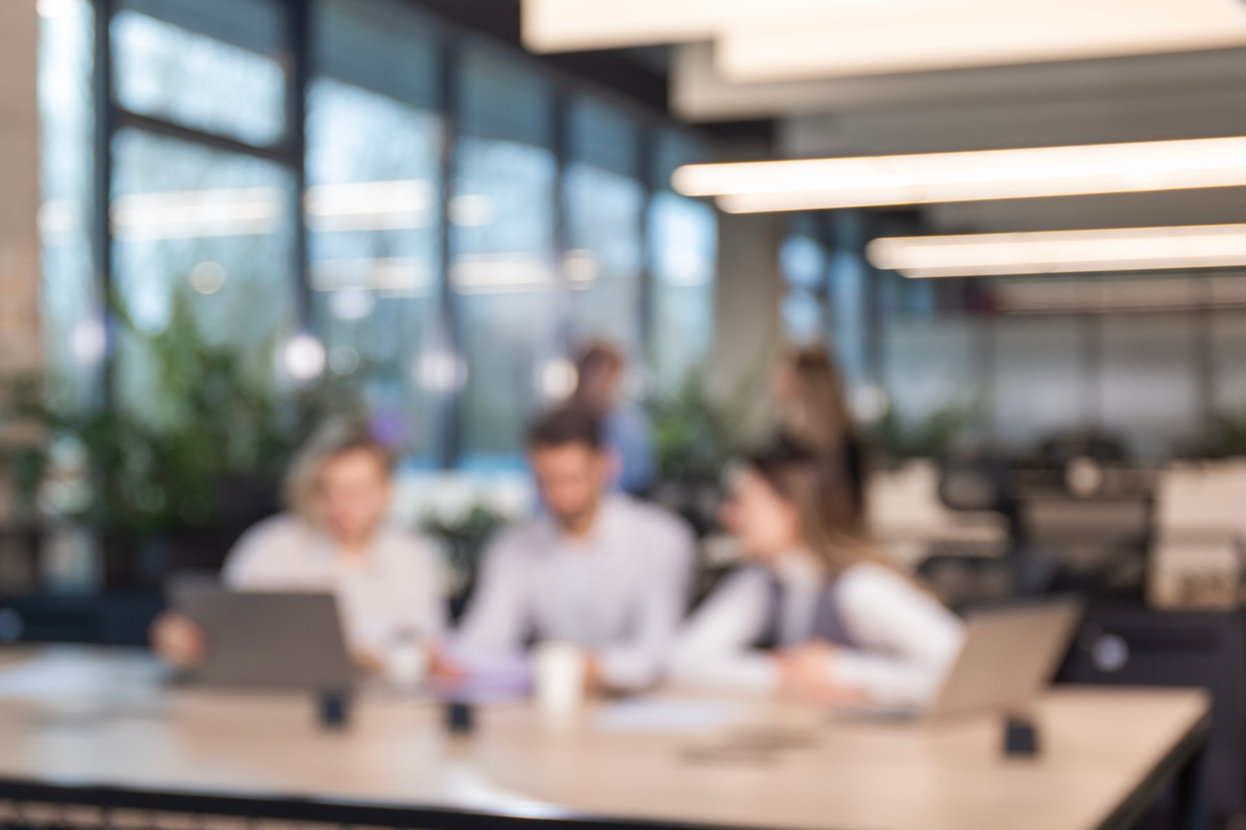 En gruppe mennesker som sitter ved et bord