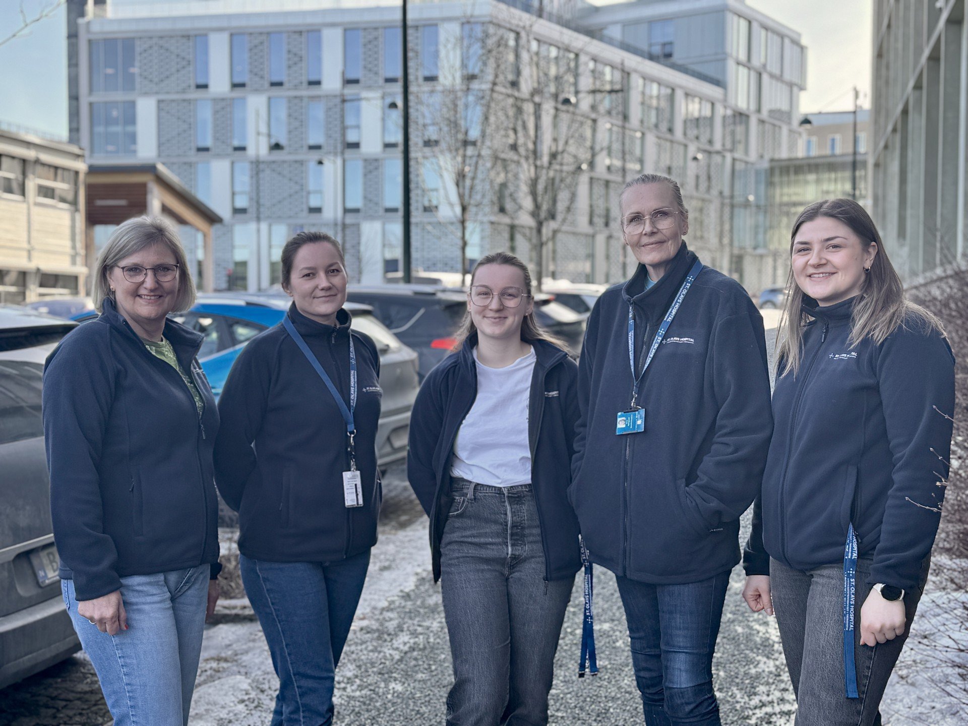 En gruppe mennesker som poserer for et bilde