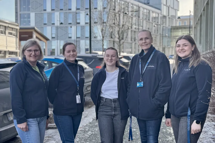 En gruppe mennesker som poserer for et bilde