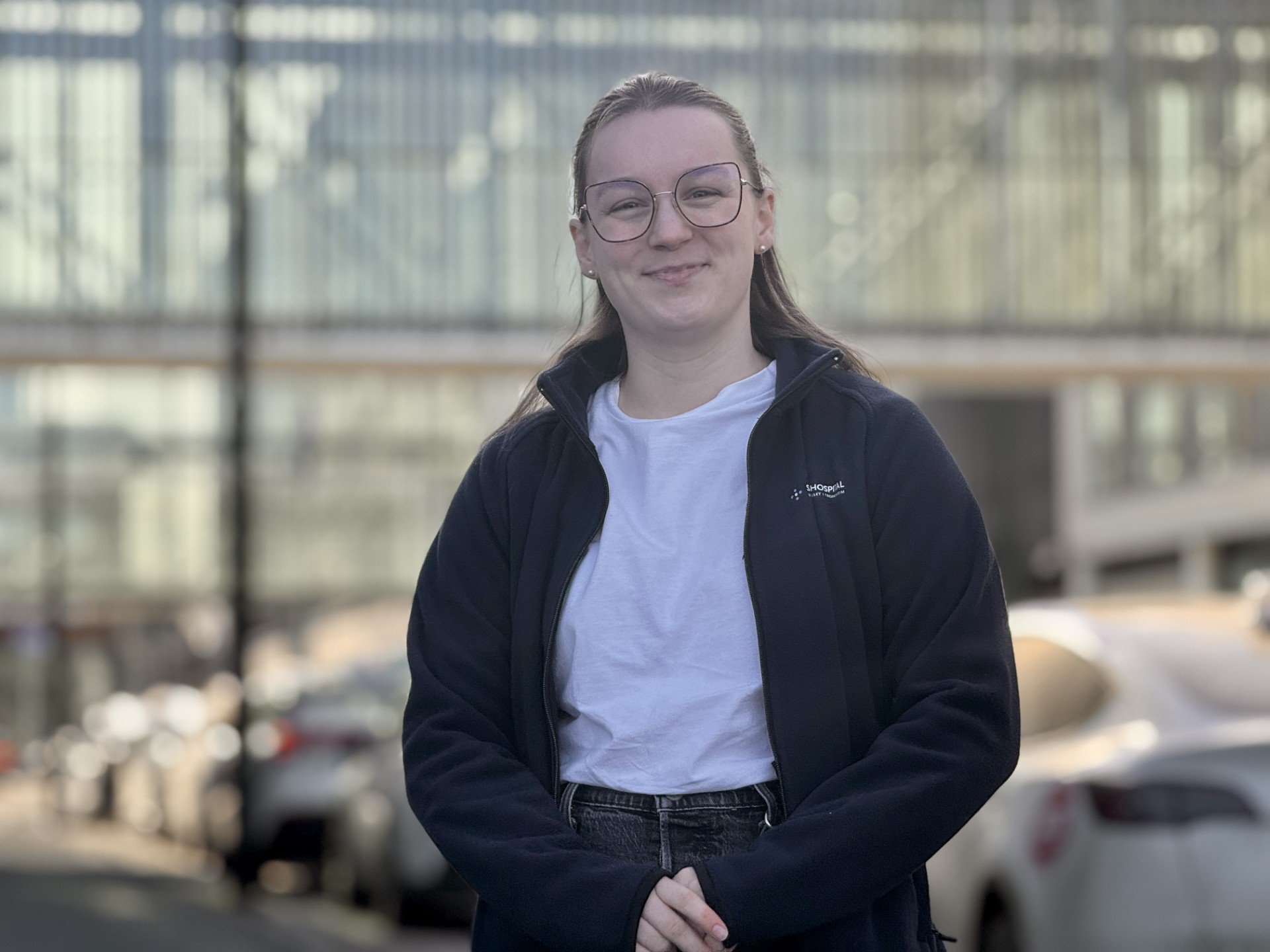 En person med briller