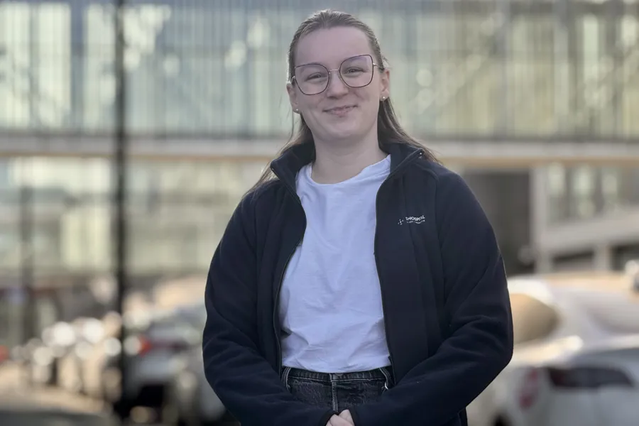 En person med briller