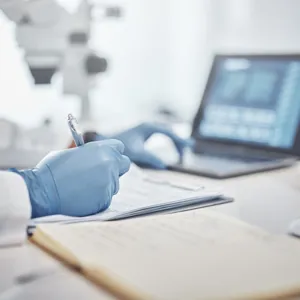 Illustrasjonsfoto av hender som skriver på en PC.