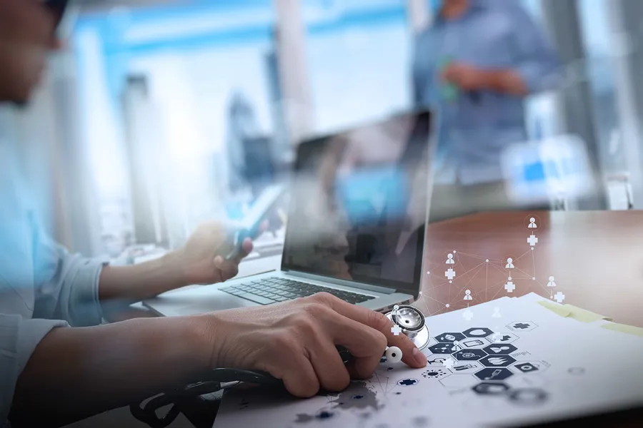 En person som jobber på en bærbar datamaskin