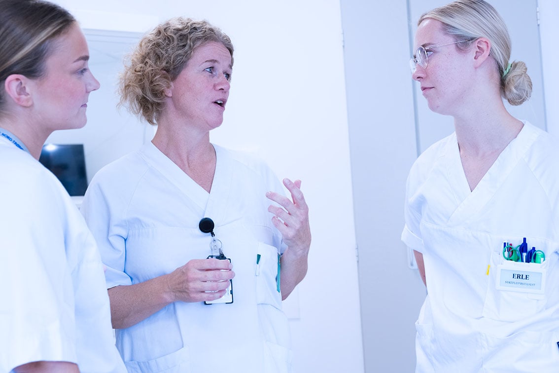 En person som snakker med en gruppe kvinner