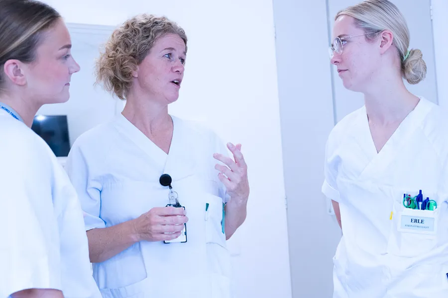 En person som snakker med en gruppe kvinner