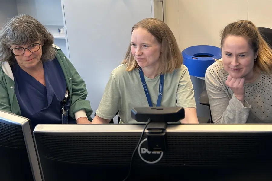 Noen få kvinner som jobber på datamaskiner