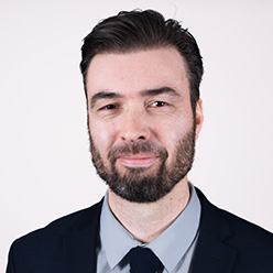 En mann med skjegg og bart